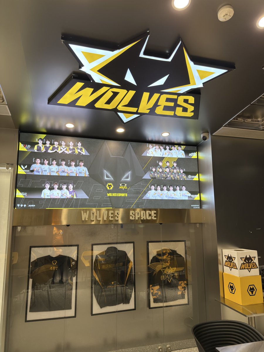 PTamb3r's tweet photo. @jorjwwfc Yep. Doesn’t exist any more. We’ve only got a tiny shop in a city called Chongqing now. Went last year - nothing to do with the football team apart from the badge. https://t.co/fy7o7ohi2U