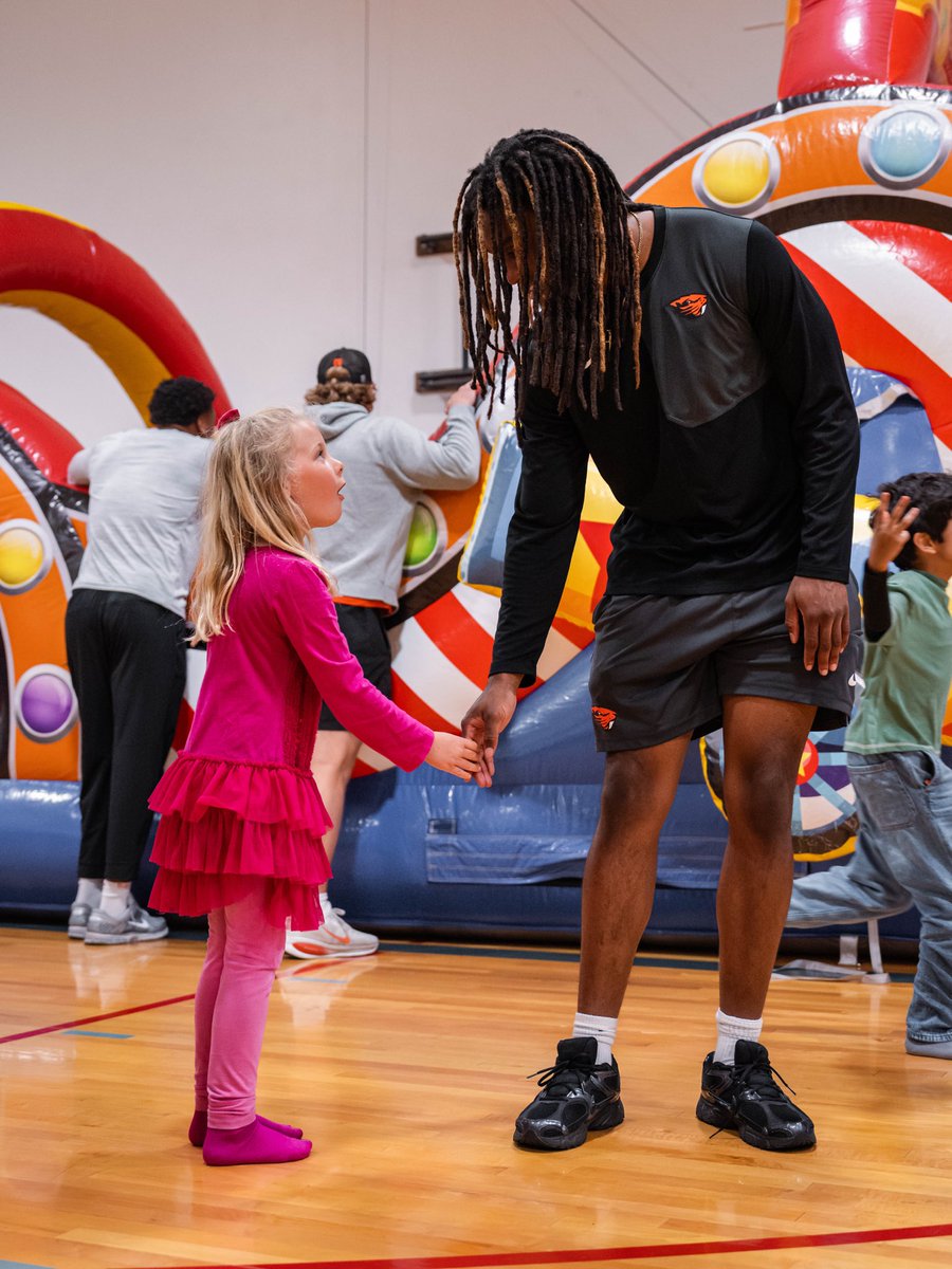 BeaverFootball's tweet photo. Always a great time at the Boys &amp; Girls Club 😄
—
#TheDamStandard https://t.co/oDlFqYab4X