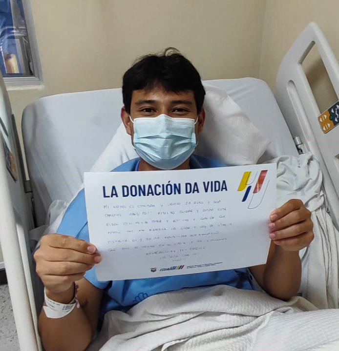 IndotEcuador's tweet photo. En Quito, Esteban, de 24 años, recibió un trasplante renal en el @HCAM_IESS.

Vive junto a sus abuelos y su hermana melliza, quienes han acompañado de cerca cada etapa de este proceso. Hoy, su recuperación también está impulsada por un objetivo claro: volver a construir su camino profesional como entrenador físico y licenciado en Cultura Física.

Detrás de cada trasplante existe una nueva oportunidad para retomar proyectos, recuperar independencia y mirar el futuro con esperanza.

Historias como la de Esteban reflejan el impacto real de la donación en la vida de las personas y sus familias.
#ElNuevoEcuador
