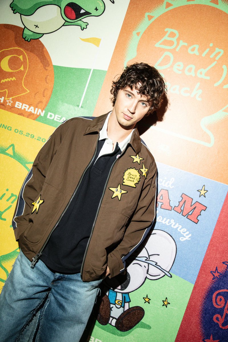 updatetroyebr's tweet photo. 📸| Mais fotos de Troye Sivan no evento da Coach X Dead Brain, em Nova York https://t.co/xjhfJ0kHC5