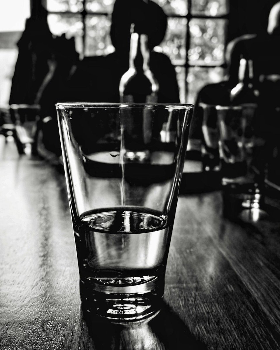 HealthHoco's tweet photo. 1/2 Is that glass of water you left out yesterday safe to drink? Perhaps not.😲

All water contains microbes - fresh tap or bottled water contains a safe level. But, if left out at room temperature for more than 24 hours, those microbes can multiply to unsafe levels.🫗 https://t.co/ptVSuWP069