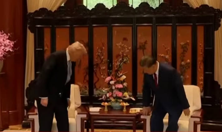 这是历史时刻,双方沙发椅面高低差10厘米! This is a historic moment 这是历史时刻,双方沙发椅面高低差10厘米! This is a historic moment
