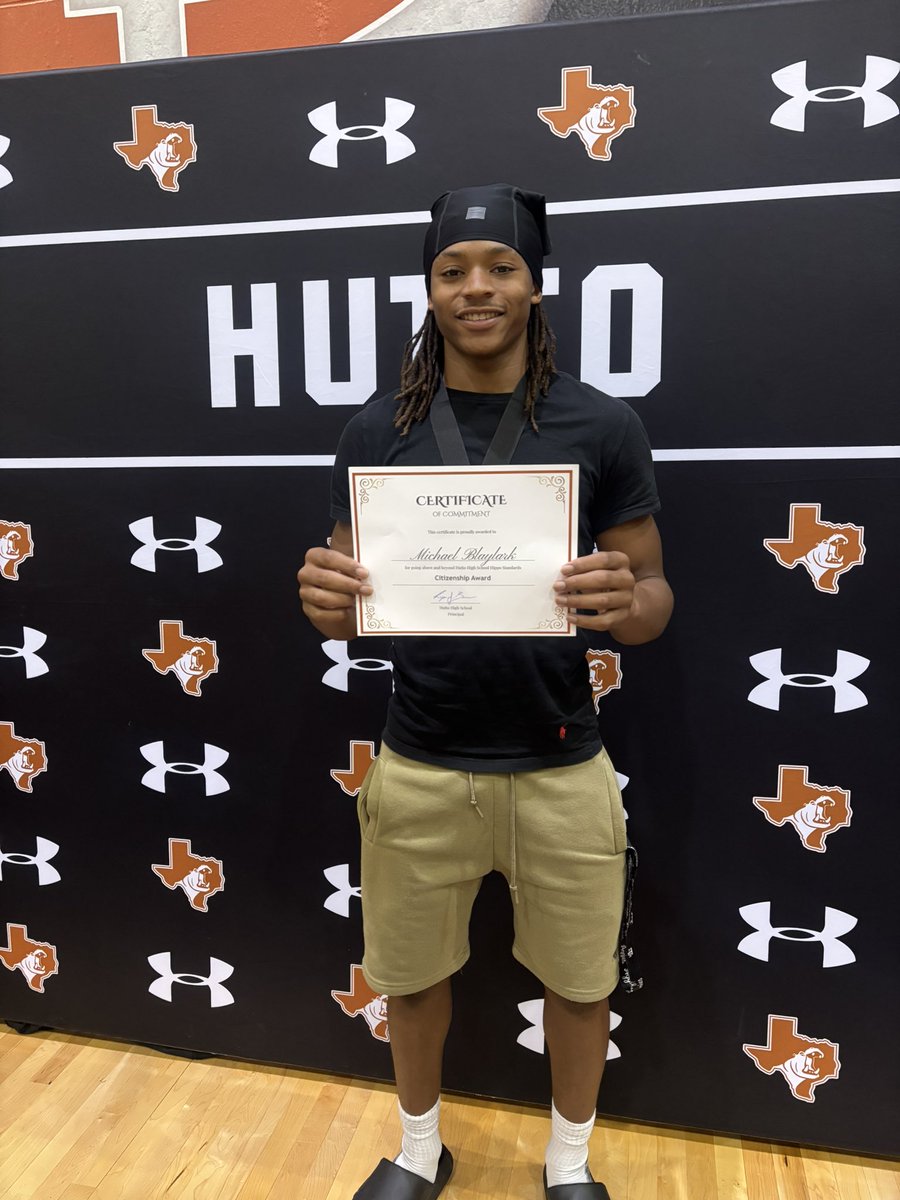 MichaelBlay08's tweet photo. Thankful to be recognized as a leader on campus. #RaiseTheStandard #HippoNation @HuttoHS_Fball https://t.co/rpUx3vYH5y