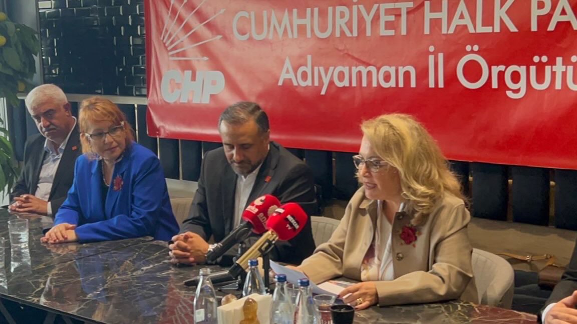 asyanikomeroglu's tweet photo. 📍Adıyaman

CAO Ulaştırma ve Altyapı Politika Kurulu olarak bu haftaki saha çalışmamızı, Ekonomi Politikalarından Sorumlu Genel Başkan Yardımcımız Sayın Güldem Atabay’ın katılımıyla Adıyaman’da gerçekleştirdik.

İl Başkanlığımızda başlayan programımız, Adıyaman Belediye Başkanımız Sayın Abdurrahman Tutdere’ye gerçekleştirdiğimiz ziyaretle devam etti.

Basın toplantımızın ardından; ilgili STK’lar, meslek odaları ve vatandaşlarımızın katılımıyla verimli bir paydaş toplantısı gerçekleştirdik.

Şehirlerimizin ihtiyaç ve beklentilerini sahada dinlemeye, ortak akılla çözüm üretmeye devam ediyoruz.

@herkesicinCHP @eczozgurozel 
@CAOIletisim1 @CAOkurumsal