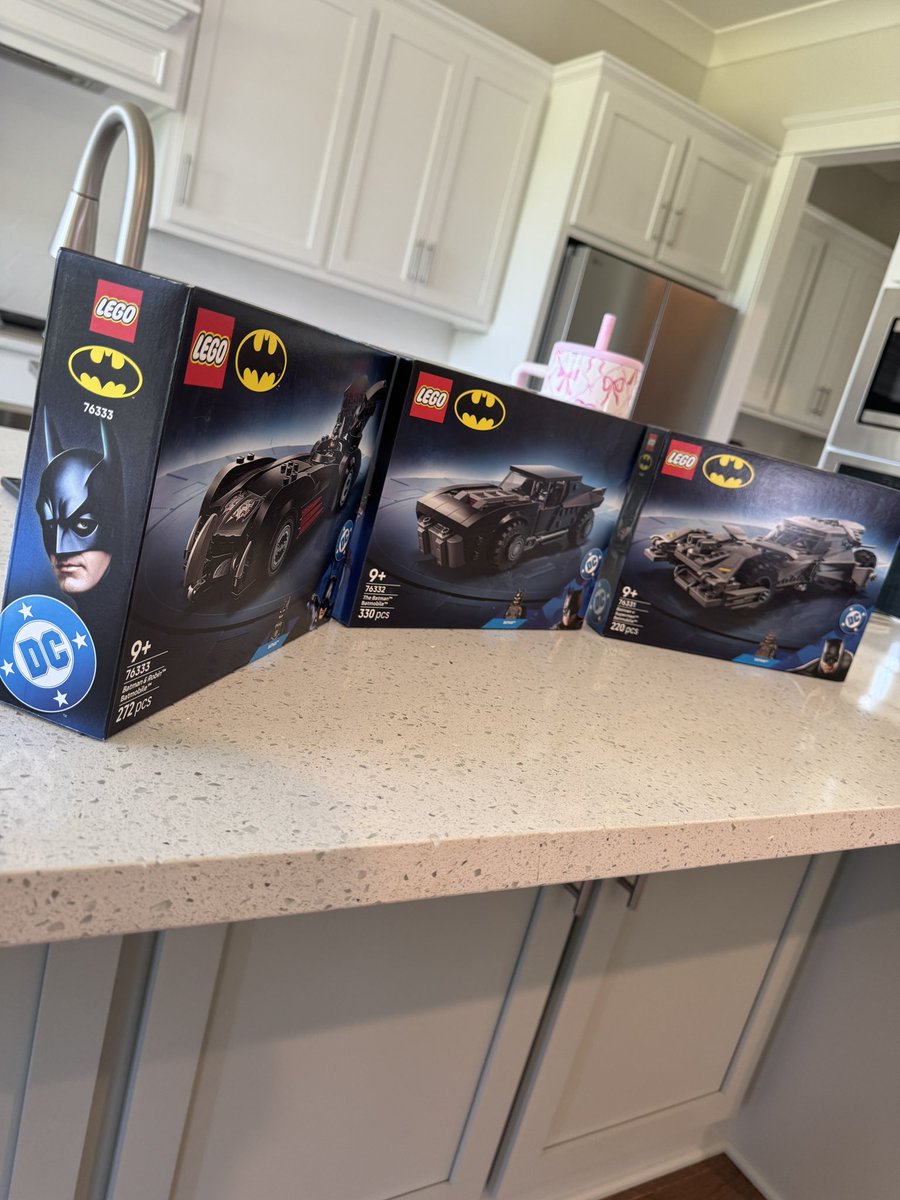 iamrobtv's tweet photo. Got a little house warming gift in the mail today from WB Games 👀

This will keep me busy until it’s time to live in the Batcave when LEGO Batman releases next week 🦇 https://t.co/czyJVdgK4Q