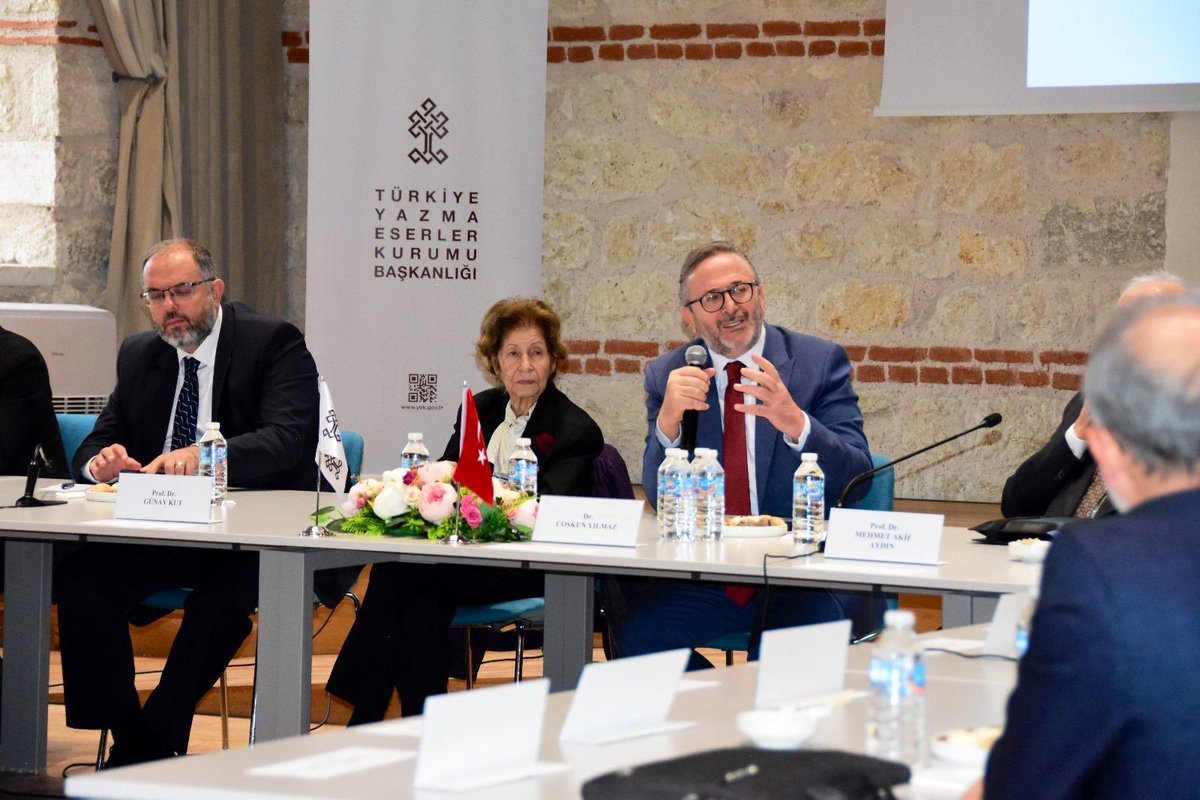 coskunyilmaz66's tweet photo. Erhan hocam, katkılarınız ve özel destekleriniz için müteşekkirim. Kataloglama çalışmamızı ülkemizin önde gelen yazma eser uzmanları ve katalog mütehassıslarının katılımıyla gerçekleştirdiğimiz çalıştaylarımızda şekillendirdik. Katkılarını esirgemeyen hocalarımıza ve katalog birimimize teşekkür ediyorum.