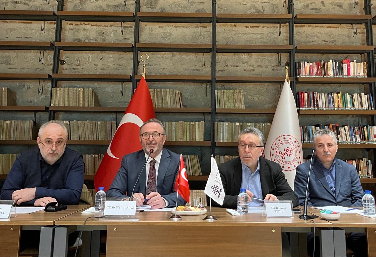 coskunyilmaz66's tweet photo. Erhan hocam, katkılarınız ve özel destekleriniz için müteşekkirim. Kataloglama çalışmamızı ülkemizin önde gelen yazma eser uzmanları ve katalog mütehassıslarının katılımıyla gerçekleştirdiğimiz çalıştaylarımızda şekillendirdik. Katkılarını esirgemeyen hocalarımıza ve katalog birimimize teşekkür ediyorum.