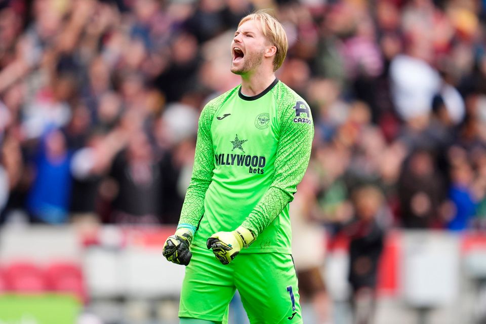 ShrKhrm's tweet photo. Can I please have Henderson score and Kelleher save a penalty next week to get Slot sacked? Cheers lads! https://t.co/7pB2Rf0QPX