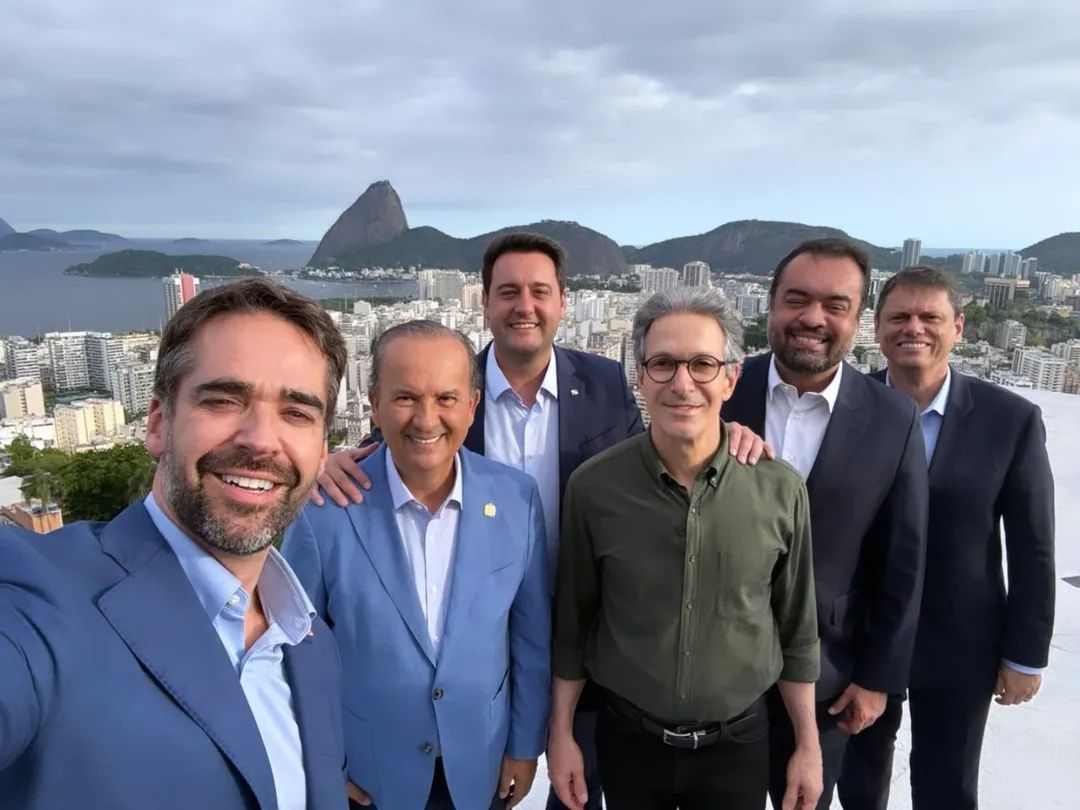 FlorimVania's tweet photo. @Rconstantino Faz o seguinte votem no Centrão que sempre esteve envolvido nos esquemas e deixem de apoiar os bolsonaristas e vamos ver a mágica acontecer 😉A direita já escolheu seu candidato.  O centrão que se vire com os seus 🤣🤣🤣🤣 https://t.co/O7wskL3oDv