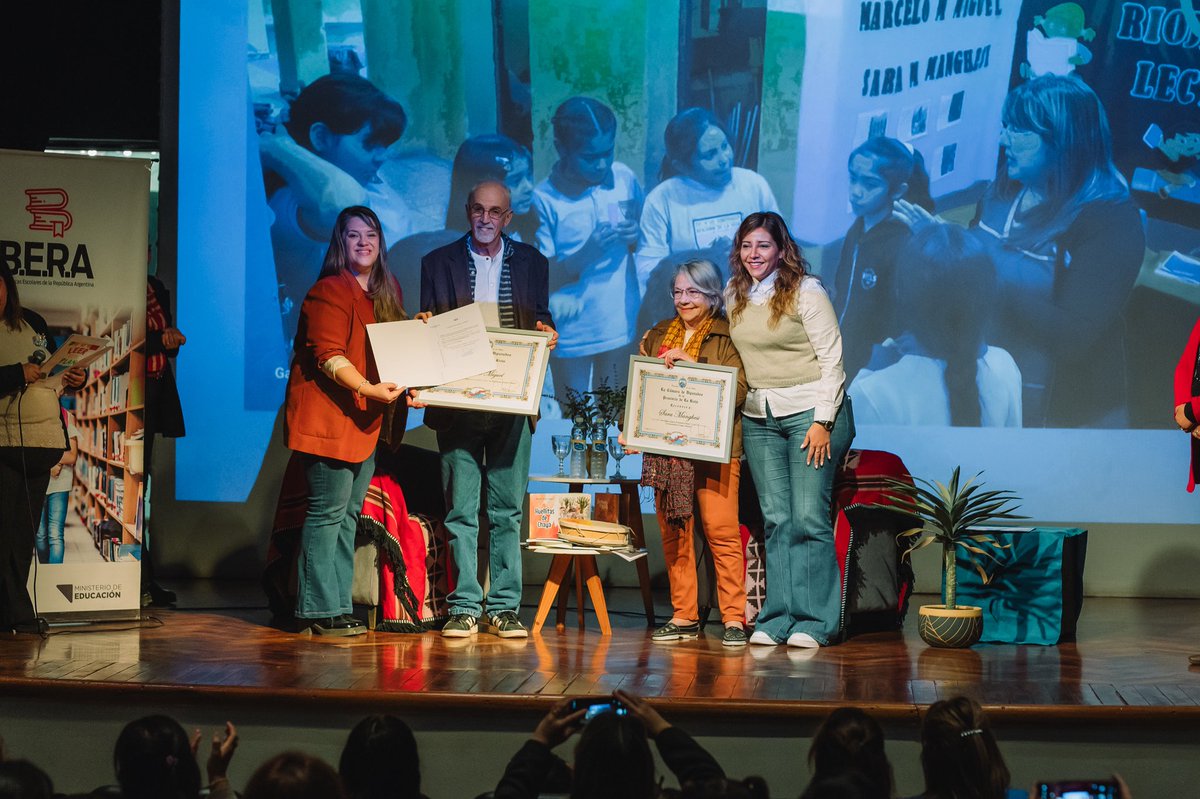 Lourdez_ortiz's tweet photo. Celebramos a quienes, a través de las palabras, siembran conocimiento y valores en nuestras infancias. ✨  
Declaramos de Interés Legislativo la participación y el aporte literario de los escritores Marcelo Miguel y Sara Manghesi en el cuadernillo pedagógico“Riojanitos Lectores”. https://t.co/378lR9cHM3