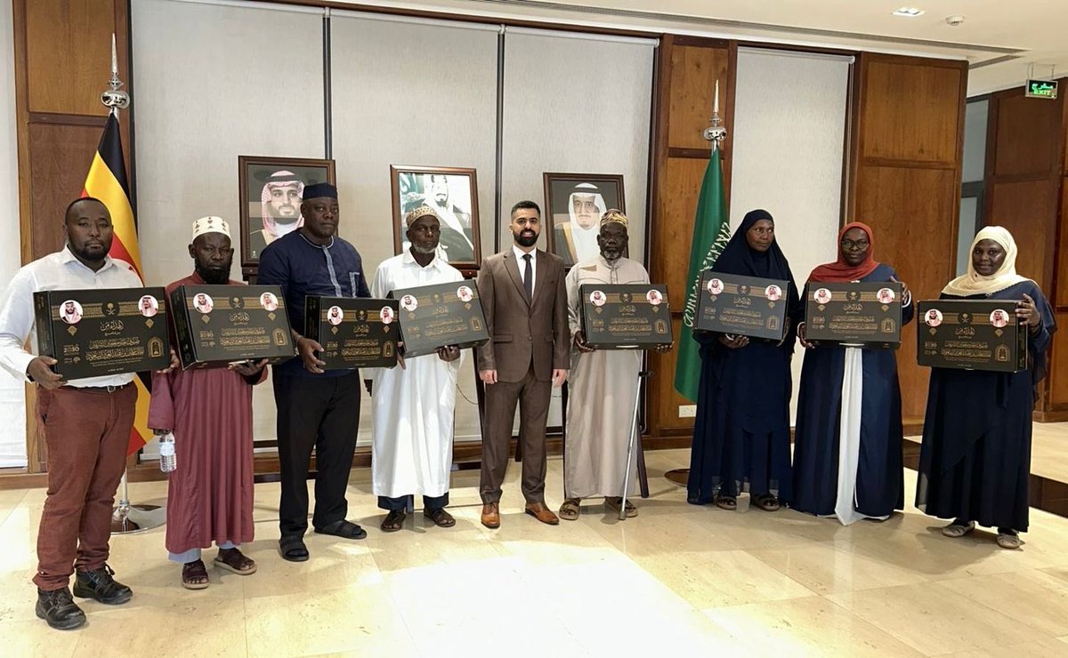 KSAembassyUG's tweet photo. ودع سعادة رئيس القسم القنصلي بالسفارة الاستاذ/ عبدالله القحطاني ضيوف خادم الحرمين الشريفين لحج هذا العام 1447 وتسليمهم هدايا الحجاج. https://t.co/rt0WUFyj9x