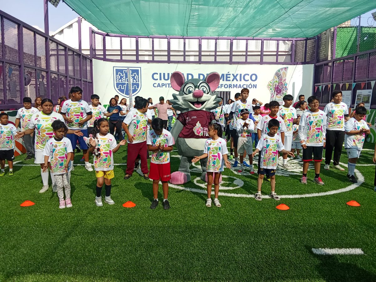 turismocdmx's tweet photo. ¡El ambiente futbolero se vive en @XochimilcoAl con la inauguración de la cancha del Módulo de PILARES “San Marcos”!✨
Con instalaciones deportivas renovadas y en compañía de infancias, familias, entrenadores y autoridades de @SOBSECDMX, celebramos que la pelota vuelve a casa.🤩 https://t.co/WTAXkLNHuO