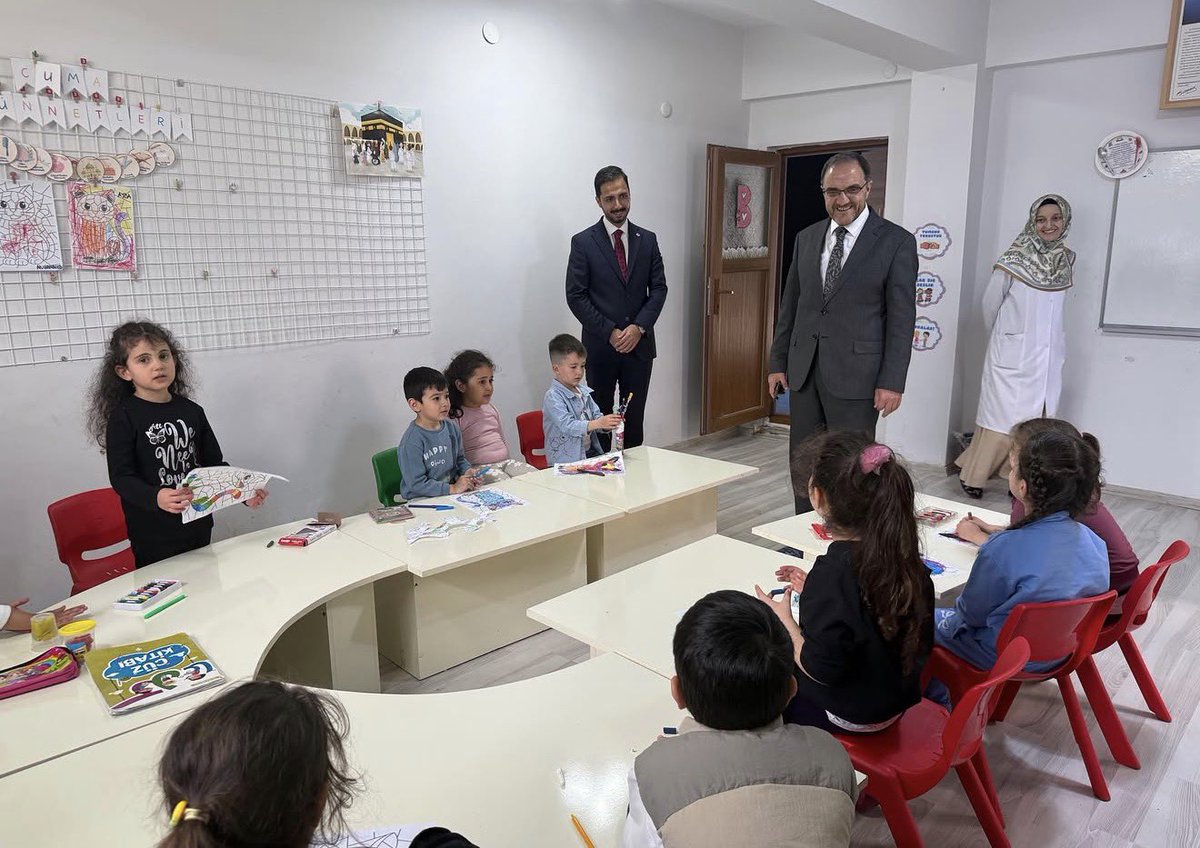 vartomuftulugu's tweet photo. İl Müftümüz Sn. Nurullah KOÇHAN, Müftülüğümüz uhdesinde eğitimlerini sürdüren Kültür Mahallesi 4-6 Yaş Grubu Kur’an Kursumuzda okumakta olan minik Kur’an bülbüllerimize ziyarette bulunarak eğitim süreçleri hakkında İlçe Müftümüz Fatih ARSLAN’dan bilgi aldı. https://t.co/BbEzavojgh