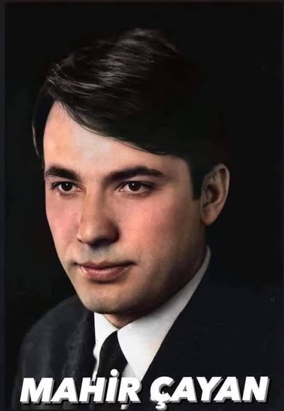TOPRAK_2_'s tweet photo. (TESLİM TÖRE’NİN DİLİNDEN MAHİR!)
/ikisinin de anısına saygıyla./
"" Bazı isimler vardır;
Yalnızca bir insan değildir artık,
Bir halkın hafızası olur,
Bir kuşağın yüreğinde kurşun gibi taşınır!
Ve bazı dostluklar vardır;
Kitaplara sığmaz,
Mahkeme tutanaklarına geçmez,
Ama bir ömür boyunca devrimcilerin omzunda yürür...
Teslim Töre işte böyle bir hafızanın adıdır…
Malatya’nın asi rüzgârlarından çıkıp,
Kavgayı da, bedeli de, yoldaşlığı da, Yaşamış bir isimdir...
Bir gün Avrupa’da yayın yapan bir radyo programında sunucu sormuştu:
“İdolünüz kim?”
Belki herkes başka bir cevap bekliyordu,
Belki Lenin denecekti,
Belki Fidel,
Belki Che…
Ama o hiç duraksamadan söyledi:
“Mahir Çayan.”
Sunucu şaşırdı.
Çünkü bazı insanlar teorilerle anlatılır,
Bazıları zaferlerle!
Ama Mahir başka bir yerden yürüyordu Tarihin içine...
“Niye Lenin, Fidel, Che değil de Mahir?” diye sorunca;
Teslim Töre’nin verdiği cevap,
Yalnız bir cevap değildi artık,
Bir devrimci ahlakın özetiydi:
“Bu saydığınız liderlerin hepsine saygım var.
Lenin parti kurdu, ben de kurdum.
Fidel ve Che gerilla mücadelesi verdi,
Ben de verdim.
Ama Mahir başka bir şey yaptı,
Kendisine rakip bir örgütün,
Liderini kurtarmak için eylem yaptı.
Hem kendisini, hem örgütünü feda etti…”
İşte bütün mesele buydu.
Çünkü bazı insanlar kazanmak için yaşar,
Bazıları ise insan kalabilmek için,
Ölümü göze alır...
Ve o yıllar…
Türkiye’nin en ağır yıllarıydı.
Duvar diplerinde gençlerin kanı vardı.
İşkencehanelerde,
Türküler susturuluyordu.
Ama yine de bir evin kapısı çalındığında,
İçeri giren yalnız insanlar değildi;
Imut giriyordu...
Deniz Gezmiş,
Yusuf Aslan,
Hüseyin İnan…
Bir hafta aynı evde kalan o gençler,
Belki yarının idam sehpasını bilmiyorlardı,
Ama birbirlerine bakarken,
Geleceği görüyorlardı...
Sigara dumanının arasında edilen kısık sohbetler…
Gece yarısı hararetli tartışmalar…
Yarım kalan çaylar…
Ve her şeye rağmen,
Gülmeyi bilen insanlar…
Bugün geriye yalnız anılar kalmadı;
Bir duruş kaldı.
Birbirini satmayanların,
Yoldaşını yalnız bırakmayanların,
Ölümü bile omuz omuza,
Karşılayanların hikâyesi kaldı...
Şimdi isimlerini anınca,
Yalnız geçmiş konuşmuyor,
Bir halkın vicdanı konuşuyor...
Mahir’in gözlerinde yarım kalan düşler,
Deniz’in sesinde memleket hasreti,
Hüseyin’in sessizliği,
Yusuf’un direnci…
Ve Teslim Töre’nin o tek cümlesi,
Hepsini yeniden ayağa kaldırıyor:
“Mahir başka bir şey yaptı…”
Evet…
Çünkü bazı insanlar yalnız örgüt kurmaz,
Yalnız savaşmaz,
Yalnız ölmez…
Bazıları insanlığa, yoldaşlığa,
Fedakârlığa yeni bir anlam bırakır...
Bugün hâlâ onların isimleri söylendiğinde,
Duvarlar biraz daha sertleşiyor,
Yumruklar biraz daha sıkılıyor,
Ve yaşlı bir devrimcinin gözlerinde,
Gençlik yeniden kıvılcım oluyor…
Unutulmamalıdırlar.
Çünkü gerçekten halk için yaşayanlar
toprağa değil, hafızalara gömülür… ""
(Hasan Çat)