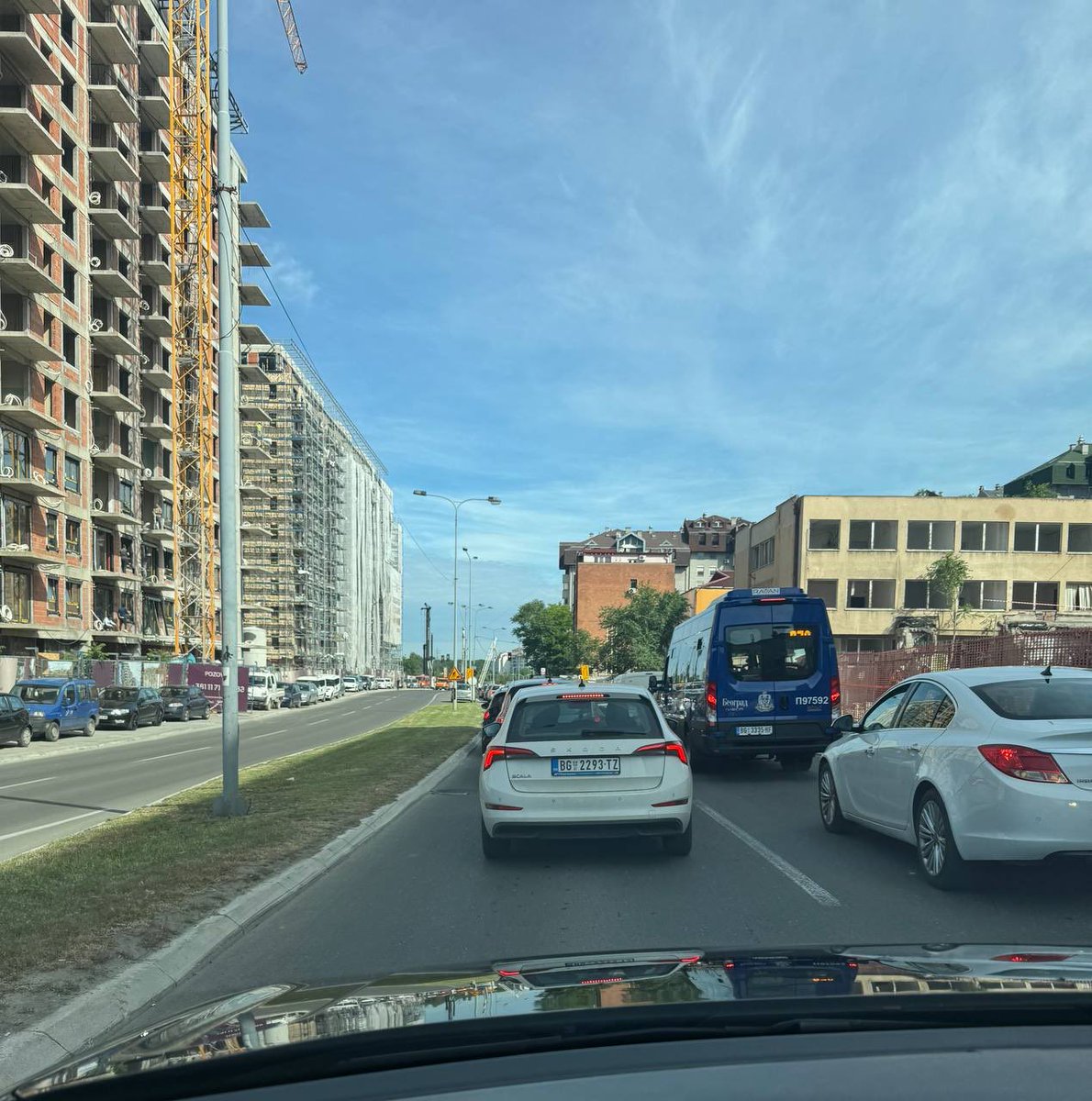 LazarevacWatch's tweet photo. Beograd, Ulica Maršala Tolbuhina zatvorena od strane investitora. Saobraćajni kolaps glavne arterije ka Ibarskoj magistrali. Ovo pod hitno mora da se reši. @prijavi_problem https://t.co/hhPE6bhHv9