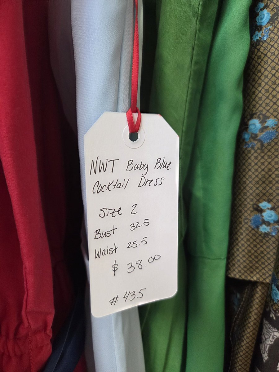 eeb31's tweet photo. This antique booth owner is the real MVP. https://t.co/784ZHtNB6p