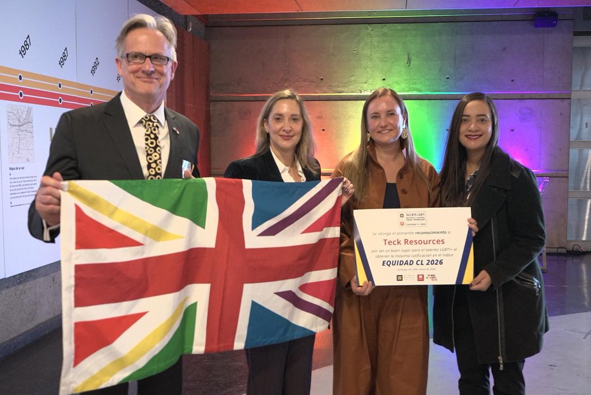 TeckChile's tweet photo. Reconocidos como uno de los mejores lugares para el talento LGBTI+ en Chile

Nos llena de orgullo haber sido nuevamente reconocidos por Equidad CL 2025 como uno de los Mejores Lugares para Trabajar para el Talento LGBTI+ en el país, junto a otras organizaciones que están impulsando entornos laborales más inclusivos.

Este reconocimiento, impulsado por PrideConnection Chile, Fundación Iguales y Human Rights Campaign, destaca a las empresas que, a través de políticas y prácticas sostenidas, promueven espacios de trabajo abiertos, colaborativos y libres de discriminación.

En Teck, este avance es resultado de acciones concretas y consistentes en el tiempo, como nuestro Manual de Buenas Prácticas LGBTQ+, la formación de nuestros equipos y el trabajo de Prizma, nuestro grupo de afinidad.

Este nuevo reconocimiento nos moviliza a seguir construyendo una cultura donde todas las personas puedan ser auténticas, desarrollarse y aportar plenamente.

#DiversidadEInclusión #EquidadCL #LGBTIQ #CulturaTeck #TrabajoInclusivo #Teck