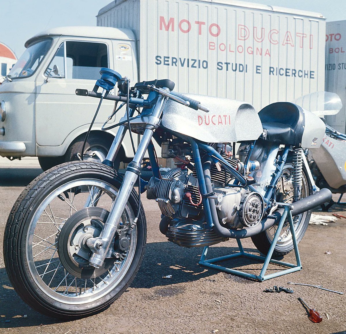 matoxley's tweet photo. Ducati's first #MotoGP bike, born 55 years ago. The non-desmo 500 v-twin didn't win any races &amp; was quietly withdrawn because 2-strokes were conquering the premier class. Ducati stayed out of MotoGP until 2-strokes were banned in the 2000s. Photo: Ian Falloon https://t.co/gR4WvJ0Nzy