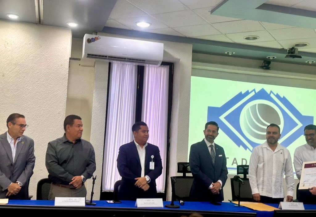 Coparmexoaxaca's tweet photo. 👏 Felicitamos a las empresas oaxaqueñas reconocidas con el distintivo “Empresa Segura” por su compromiso con la seguridad y salud laboral.

🔹 Hotel Parador del Dominico
🔹 Chocolate Mayordomo
🔹 Taparroscas y Derivados Plásticos
🔹 Energéticos de Chauites https://t.co/3bmheBcELJ