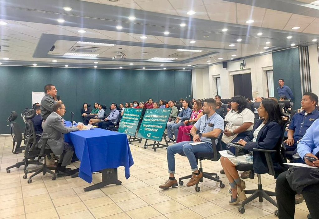 Coparmexoaxaca's tweet photo. 👏 Felicitamos a las empresas oaxaqueñas reconocidas con el distintivo “Empresa Segura” por su compromiso con la seguridad y salud laboral.

🔹 Hotel Parador del Dominico
🔹 Chocolate Mayordomo
🔹 Taparroscas y Derivados Plásticos
🔹 Energéticos de Chauites https://t.co/3bmheBcELJ