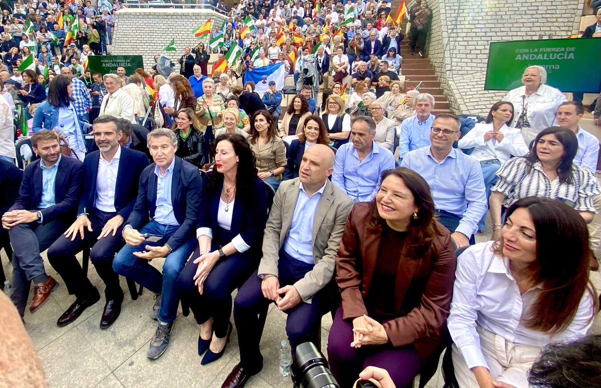 CarmenCrespoPP's tweet photo. Cerramos la campaña en #Almería con un ambientazo junto al presidente @NunezFeijoo y  @RamonFPM 

Con la fuerza de Almería, con la fuerza de Andalucía. #YoVotoJuanma 

Este domingo, que nadie se quede en casa. Cada voto cuenta para asegurar estabilidad, gestión y futuro para Almería y toda #Andalucía 

#ConfioEnJuanma  #JuanmaPresidente