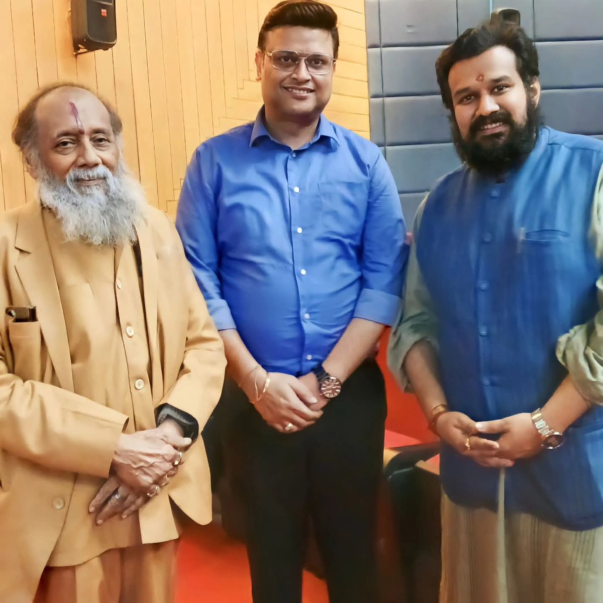 Amitbtnh's tweet photo. The Father-Son Duo have done it again. We owe a lot to them. 

As a citizen of Bharat, I appeal to PM @narendramodi ji to consider Advocate Sri Hari Shankar Jain ji for "Bharat Ratna" to recognize his great services towards Bharat's cultural reclamation. 

Who all agree?
#bhojshala
@Vishnu_Jain1 @wesupportvishnu