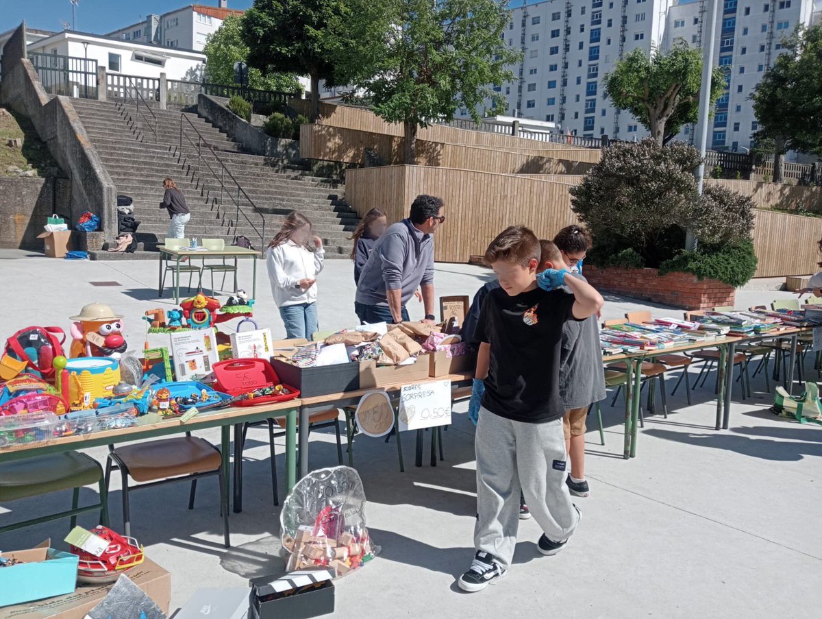 ceipramonsagra's tweet photo. No mercadillo do Ramón atopas de todo. Cada ano está cheo de sorpresas e sempre acabas levando algo. Parabéns aos nenos e nenas de sexto polo traballo e grazas a todos os demais por apoialos tanto!🥬🏫 https://t.co/QfwmNABd41