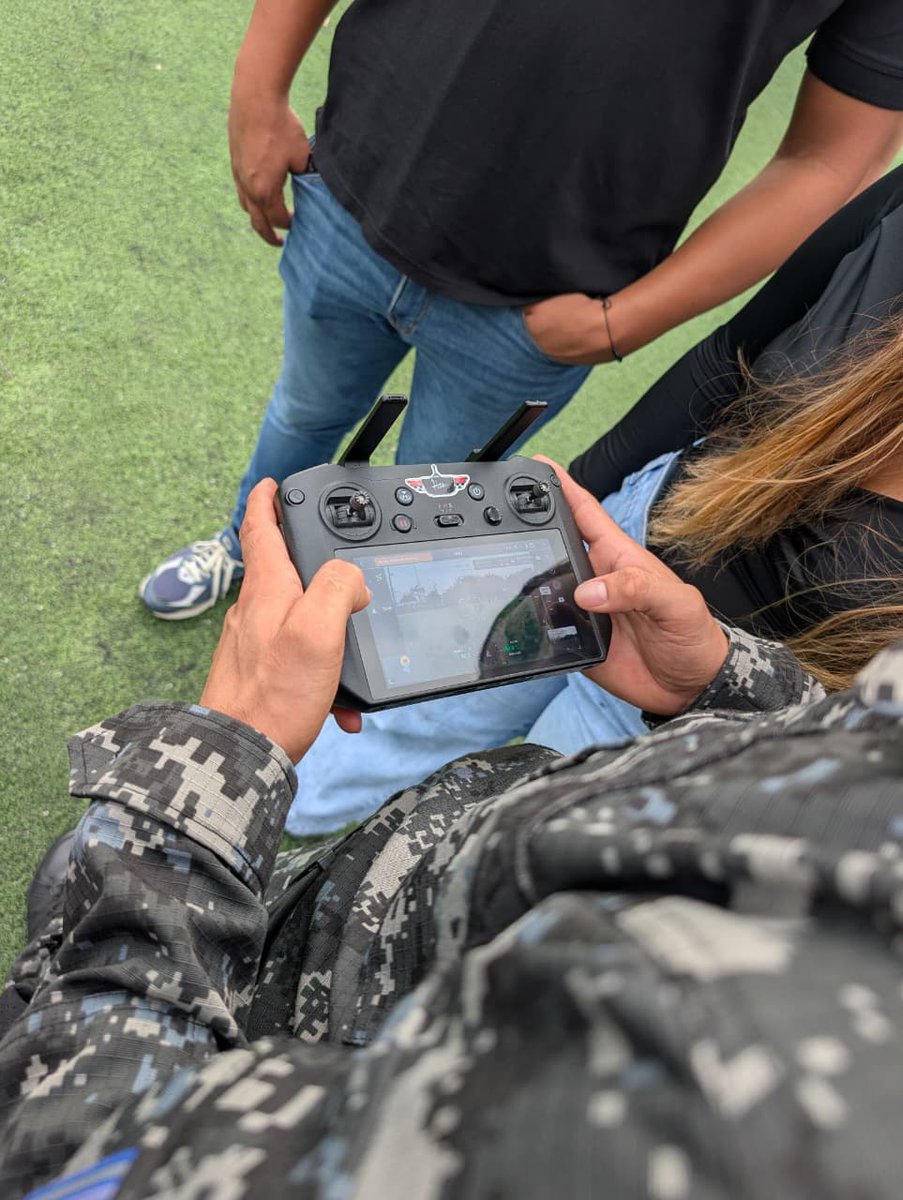 UEenEcuador's tweet photo. #SeguridadEcuador 🛡️ | La #UniónEuropea fortalece las capacidades en #Ecuador para la lucha contra el crimen organizado 🛑.
En el marco del proyecto #EUFORTEC, 14 oficiales de la @FFAAECUADOR y la @PoliciaEcuador 👮♂️ fueron capacitados en la operación segura y regulada de drones (UAS) 🚁. ¡Un gran paso para potenciar el control territorial y la respuesta operativa en campo!
La formación, avalada por la @DGAC_Ecuador, combinó entrenamiento teórico y práctico 📚🕹️ bajo estrictos estándares técnicos y normativos✅.
Esta iniciativa complementa la entrega de 2 drones de vigilancia de alta tecnología realizada a inicios de año.
Con estas acciones, reafirmamos nuestro compromiso con la institucionalidad y la eficacia operativa para la seguridad del país.
🔗 Más https://t.co/8haEp54Xod
#EU4Security #Seguridad #EUFORTEC
