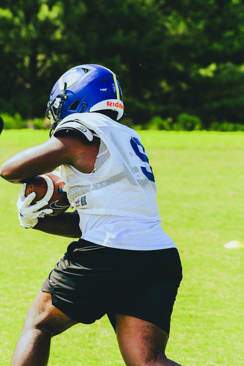 AjaniBarrow2's tweet photo. ⏳⏳⏳ @CHS_CavsFB https://t.co/jNhFrje36i