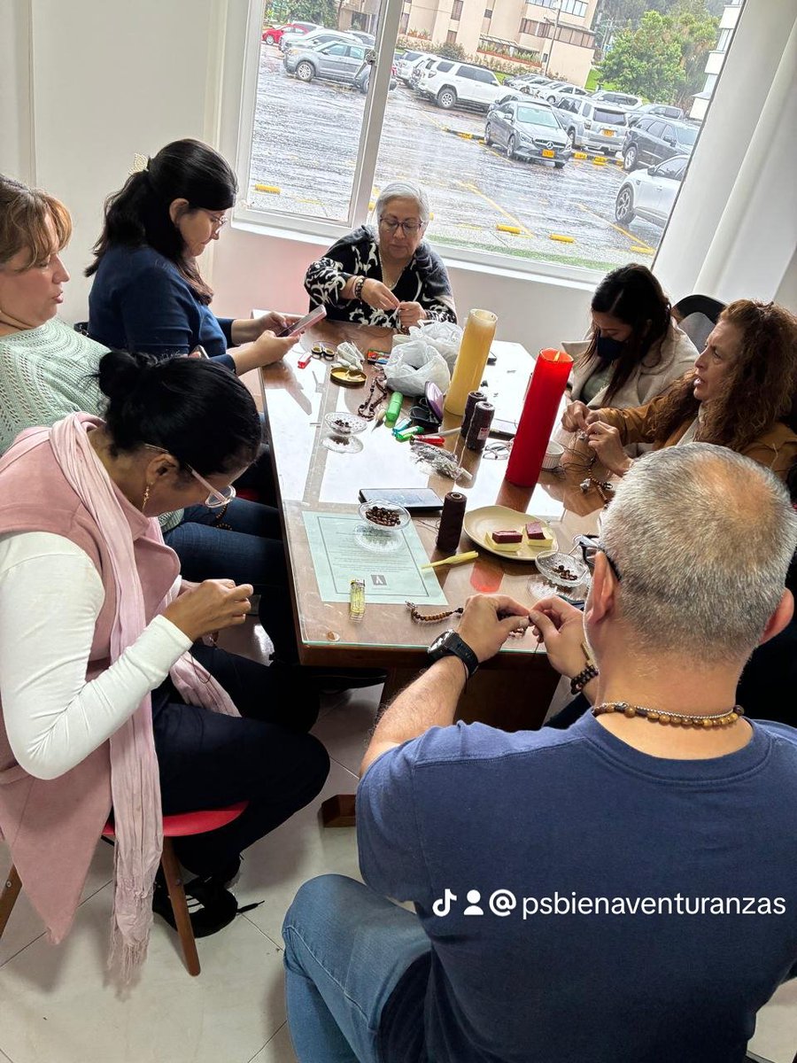 psbienaventura's tweet photo. Creatividad, alegría y fe se unieron en la jornada de manualidades del Movimiento Eclesial Emaús de nuestra parroquia ✨
En un ambiente de fraternidad y compartir, los participantes aprendieron a elaborar Rosarios inspirados en la devoción Mariana 🤍🌹
#pesdebien #Emaús #Rosarios https://t.co/99na9tdXXy