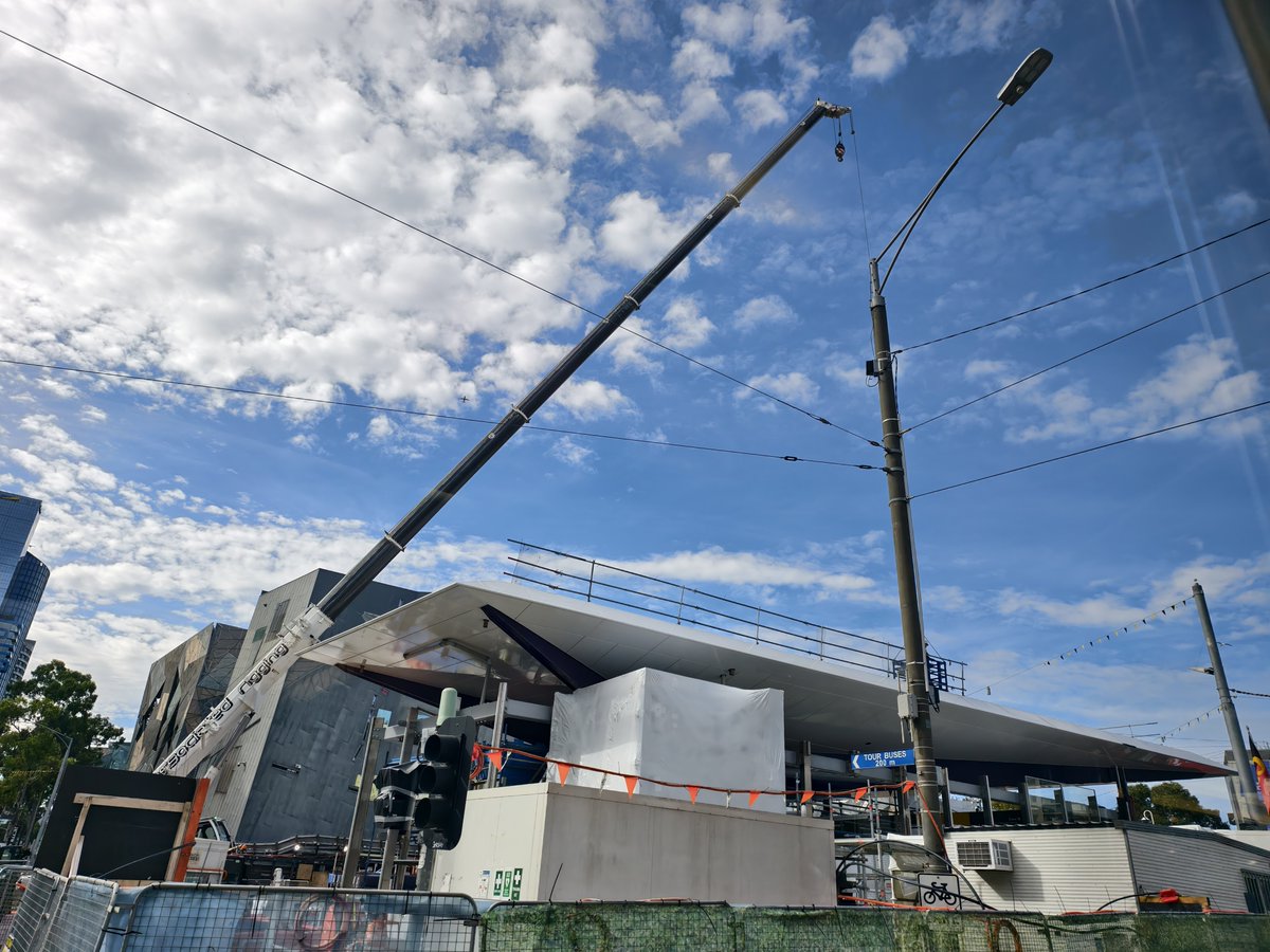LachlanB_'s tweet photo. #CraneWatch #FedSquare π§ https://t.co/KzxjEcRFTQ