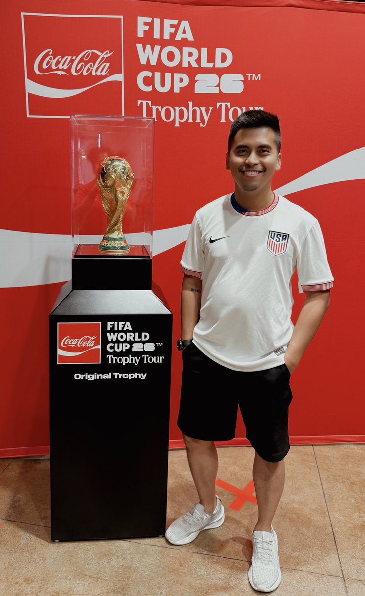 jefreeb's tweet photo. Waited 2 hours… but got to see the FIFA World Cup trophy! 😊⚽️🏆 https://t.co/EekmBbWft0