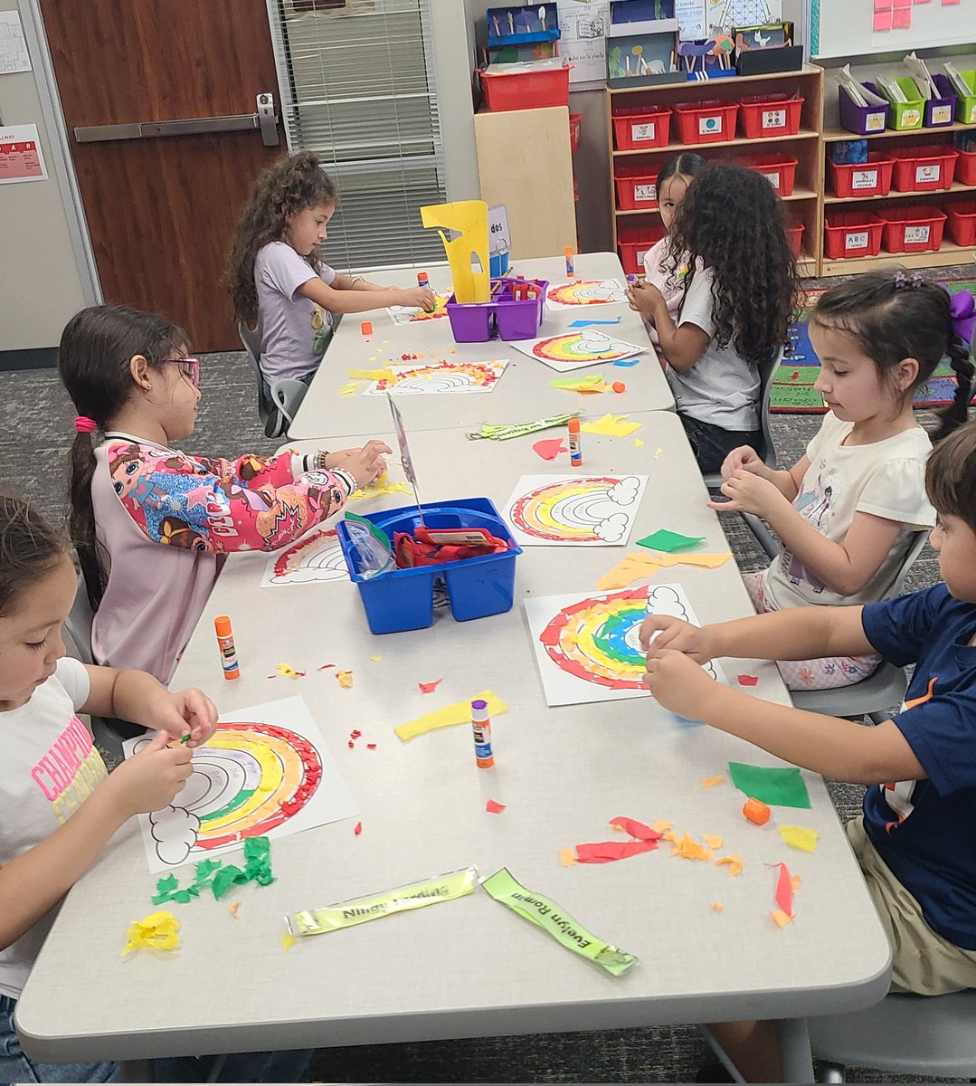Ms_VillamizarBL's tweet photo. R for rainbow, what a beautiful craft our kindergarteners made. BONUS the most candid moment in @CLFoster2020 Bachelorette Kindergarten edition! #BestTeam #kindergarten #ABCCountdown #RainbowMagic #MRobPRIDE @MRobinsonElem https://t.co/l008B8BO9z