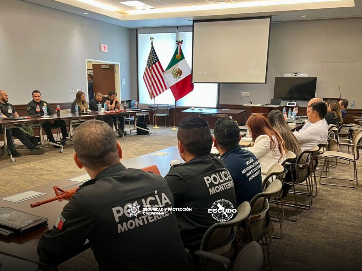 seguridadmtymx's tweet photo. El director de la Policía de Proximidad, José Santos Escobar, junto con elementos de Operaciones Especiales e Investigación de la Policía de Monty, concluyeron el Curso de Tráfico de Armas de Fuego y Explosivos impartido el Consulado de Estados Unidos en Monterrey. https://t.co/6bzXm5aQ16