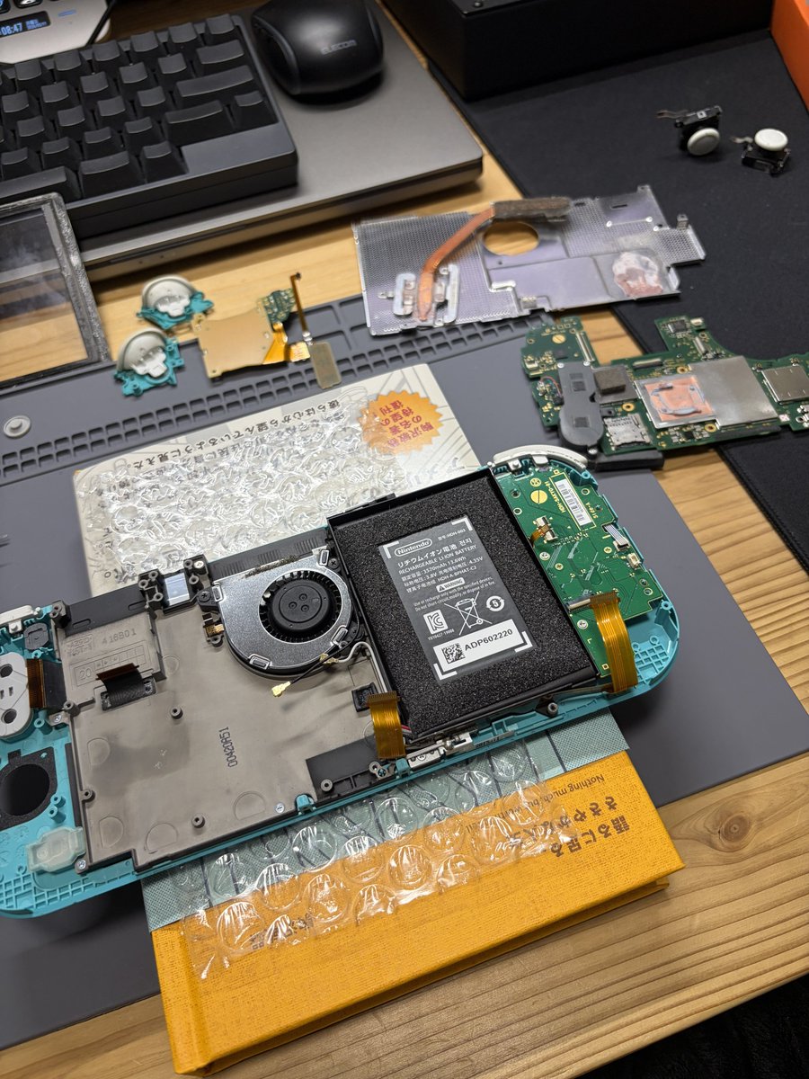 ブックオフで完動品8000円で購入。 傷だらけだったのでデジタイザーを