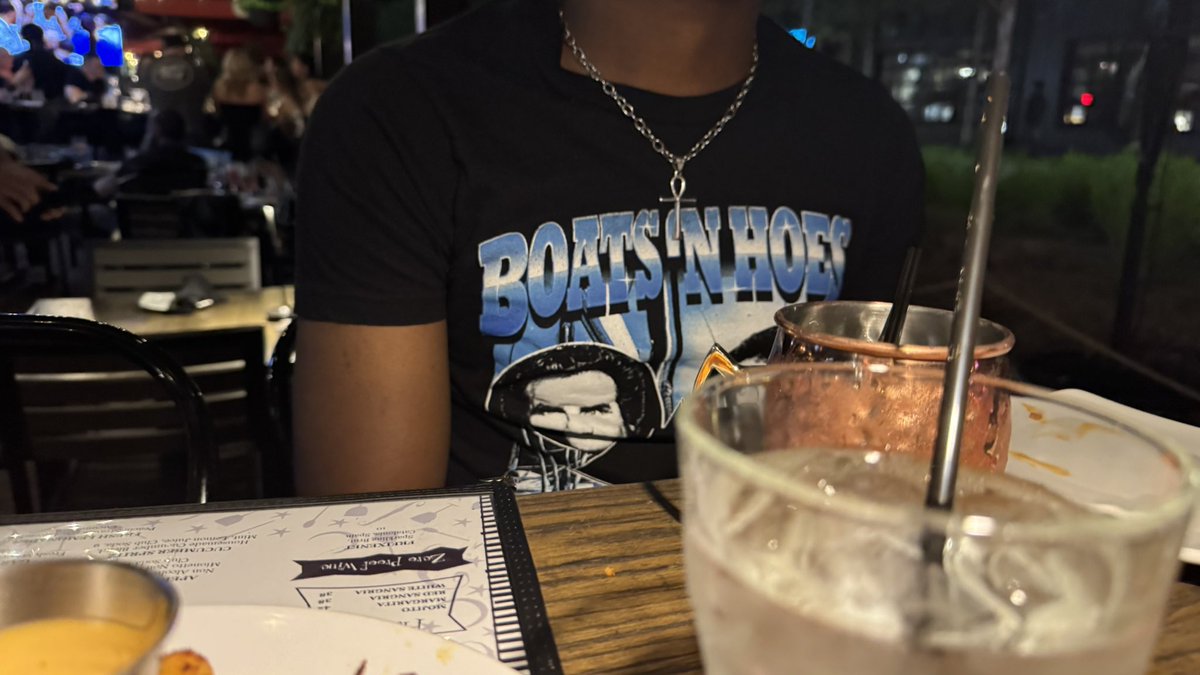 karbilol's tweet photo. oomf pulled up in a shirt that says “boats n’ hoes” https://t.co/kgkO8jCZUN