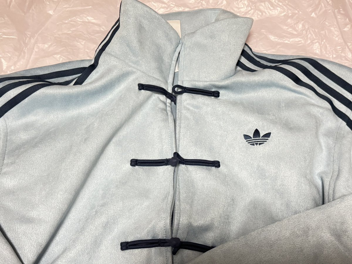 mocosmetics's tweet photo. チャイナadidasかわいい🩵
写真だとグレーっぽいけど実物はライトブルー
半袖で寒い時の羽織用に今の時期でも着れる https://t.co/FigQlXhzCG