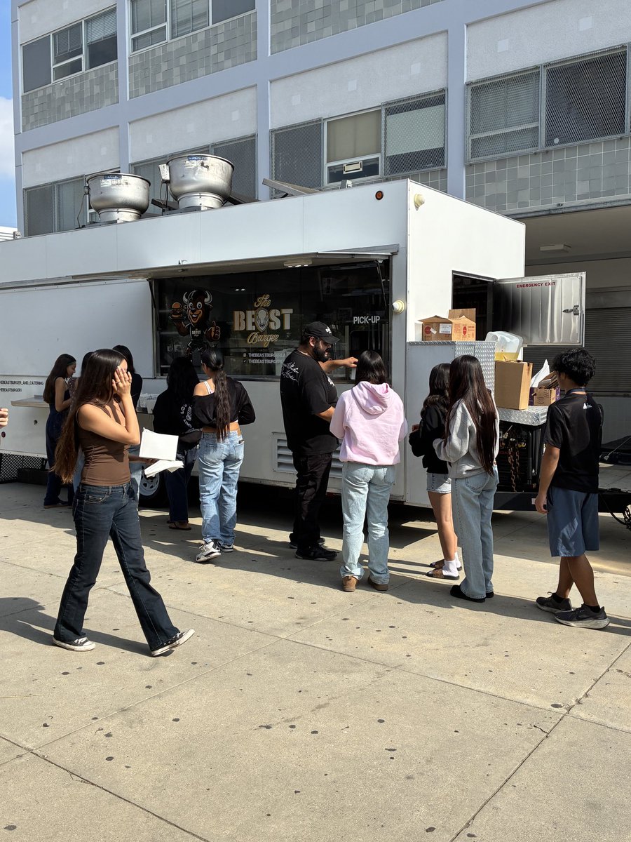 thenewYorkBlvd's tweet photo. This is a true community member. Today, Jose #thebeastburgerla generously donated his time and food. He cooked up burgers and fries for the entire @FHSPantherTrack and their coaches for their year-ending banquet. Thank you for your generosity and helping out our local students. https://t.co/ssP7JtJJMo