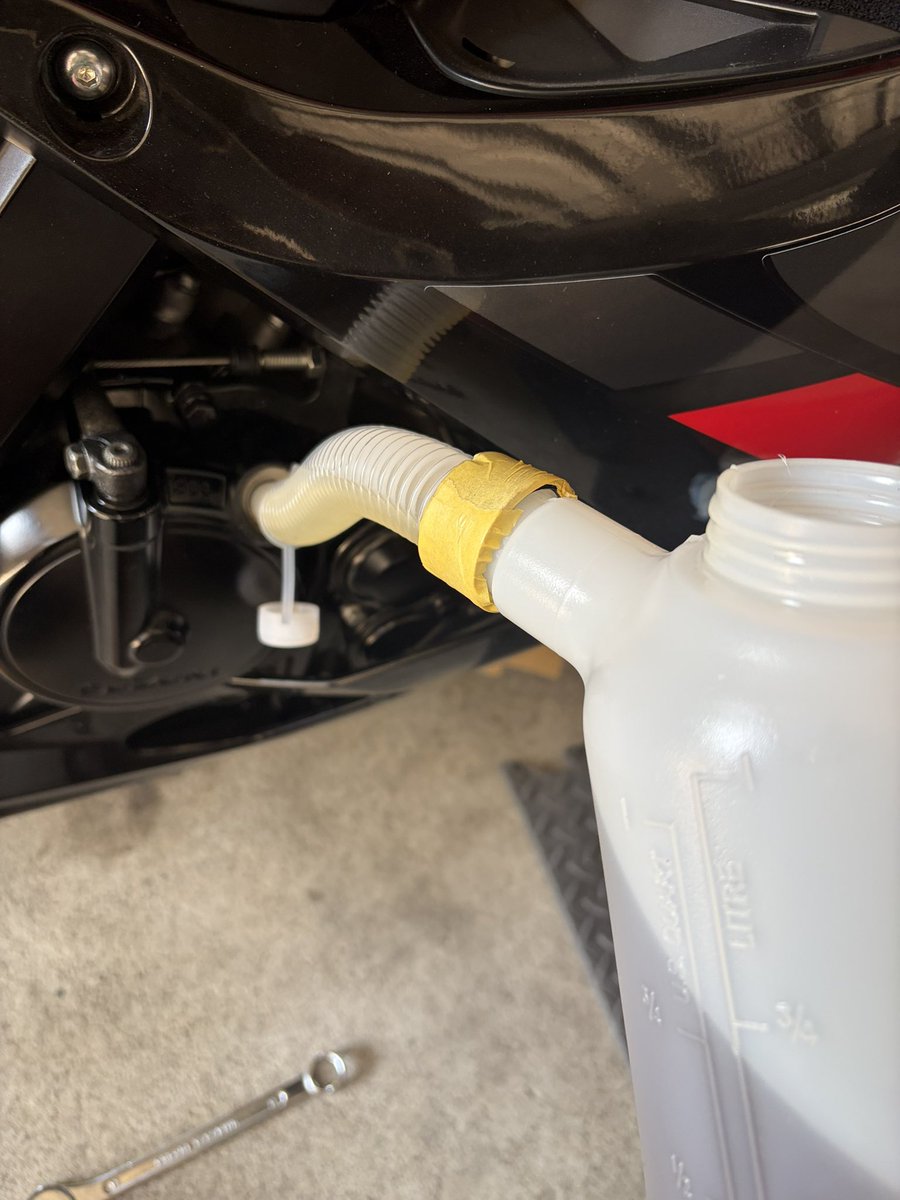 Fukui_An225's tweet photo. ワイヤー交換ついでにオイル交換。
オイルは純正エクスターのR9000
最初は素晴らしいけど劣化が早いのが難点… https://t.co/iVHHMO1bHC