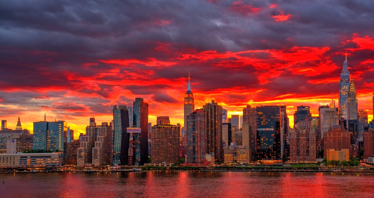 isardasorensen's tweet photo. Fiery red and gold #sunset skies tonight in #NYC. #NewYork #NewYorkCity https://t.co/LdWHgwnrZx