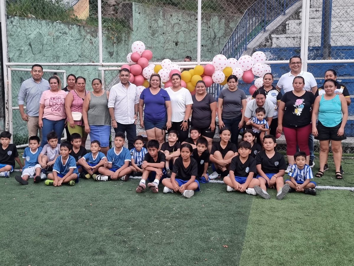 Alejandr0Nochez's tweet photo. 📍 #SanSalvador, #SanSalvadorCentro. 

Seguimos celebrando a las Madrecitas 💞, hoy en la cancha de la Comunidad Las Palmas en la zona 3, compartimos con las mamás de los niños que son miembros del Club Deportivo Las Palmas, que Dios las bendiga. 

Felicidades a todas las Madres ❤️. 

TU BIENESTAR ES MI PRIORIDAD.

Alejandro Nóchez 
"Cerca de la Gente".