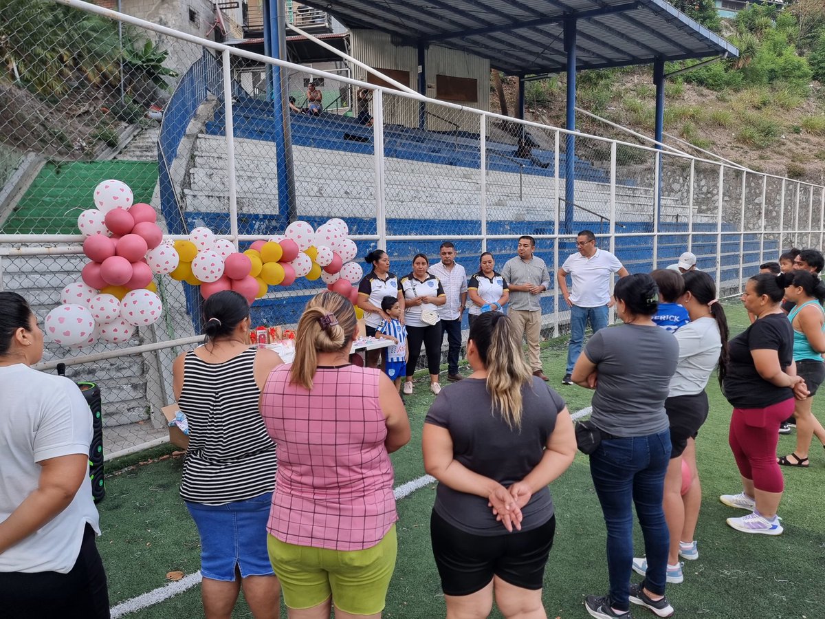 Alejandr0Nochez's tweet photo. 📍 #SanSalvador, #SanSalvadorCentro. 

Seguimos celebrando a las Madrecitas 💞, hoy en la cancha de la Comunidad Las Palmas en la zona 3, compartimos con las mamás de los niños que son miembros del Club Deportivo Las Palmas, que Dios las bendiga. 

Felicidades a todas las Madres ❤️. 

TU BIENESTAR ES MI PRIORIDAD.

Alejandro Nóchez 
"Cerca de la Gente".