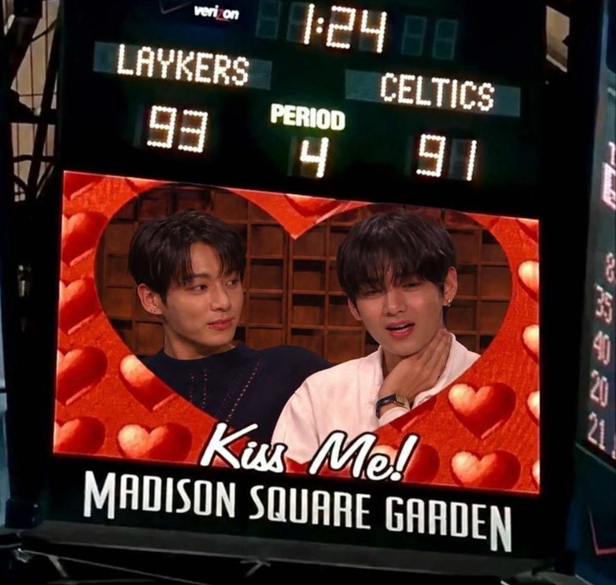 kotiaukv's tweet photo. -Kiss cam 💋 #kooktaeau

Jk, fanático de los Laykers nunca ha
faltado a sus partidos y está vez no iba ser la excepción, más cuando jugaban contra los Celtics. Solo que no contaba con la dinámica que hacen acabaría besando a Th, del equipo enemigo y con pareja.

#kooktae #kookv https://t.co/pdPRYdqqcG