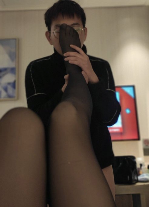 HezecHowe's tweet photo. 问下足控的男生，每次闻女生的脚或者闻袜子的时候，到底是希望闻到那股浓浓的“脚味”呢，还是盼着脚刚洗过、干干净净一点味道都没有啊？ https://t.co/i4FePyJcAT