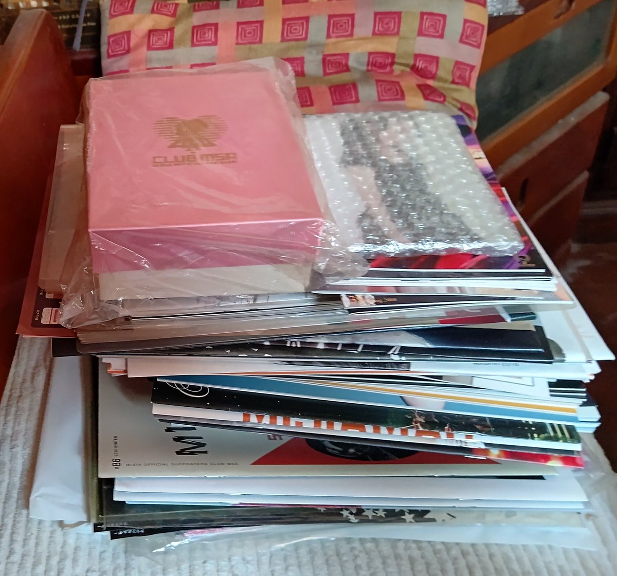 HAX8Kj199L86276's tweet photo. MISIAの過去MAG引っ張り出して欠番探します😅
#MISIA 
#CLUBMSA 
#MAG https://t.co/e7hBVDjQat