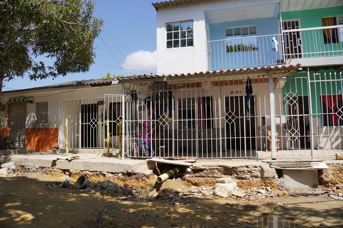 heidybarrera03's tweet photo. Conocí por @ctvbarranquilla la denuncia de los habitantes del barrio Siete de Abril y por eso llegamos junto a @Msantana_83 hasta la calle 50 con carrera 7 Sur para escuchar de cerca lo que está viviendo la comunidad por los retrasos en las obras de recuperación de la malla vial.

Los vecinos nos contaron el viacrucis que enfrentan todos los días, con caídas de niños y adultos, problemas en la piel y muchas dificultades por el polvo y el mal estado de la vía.

No es justo que una comunidad tenga que vivir así por una obra inconclusa. Vamos a gestionar ante la Secretaría de Obras una pronta solución que le devuelva tranquilidad y bienestar a este sector.