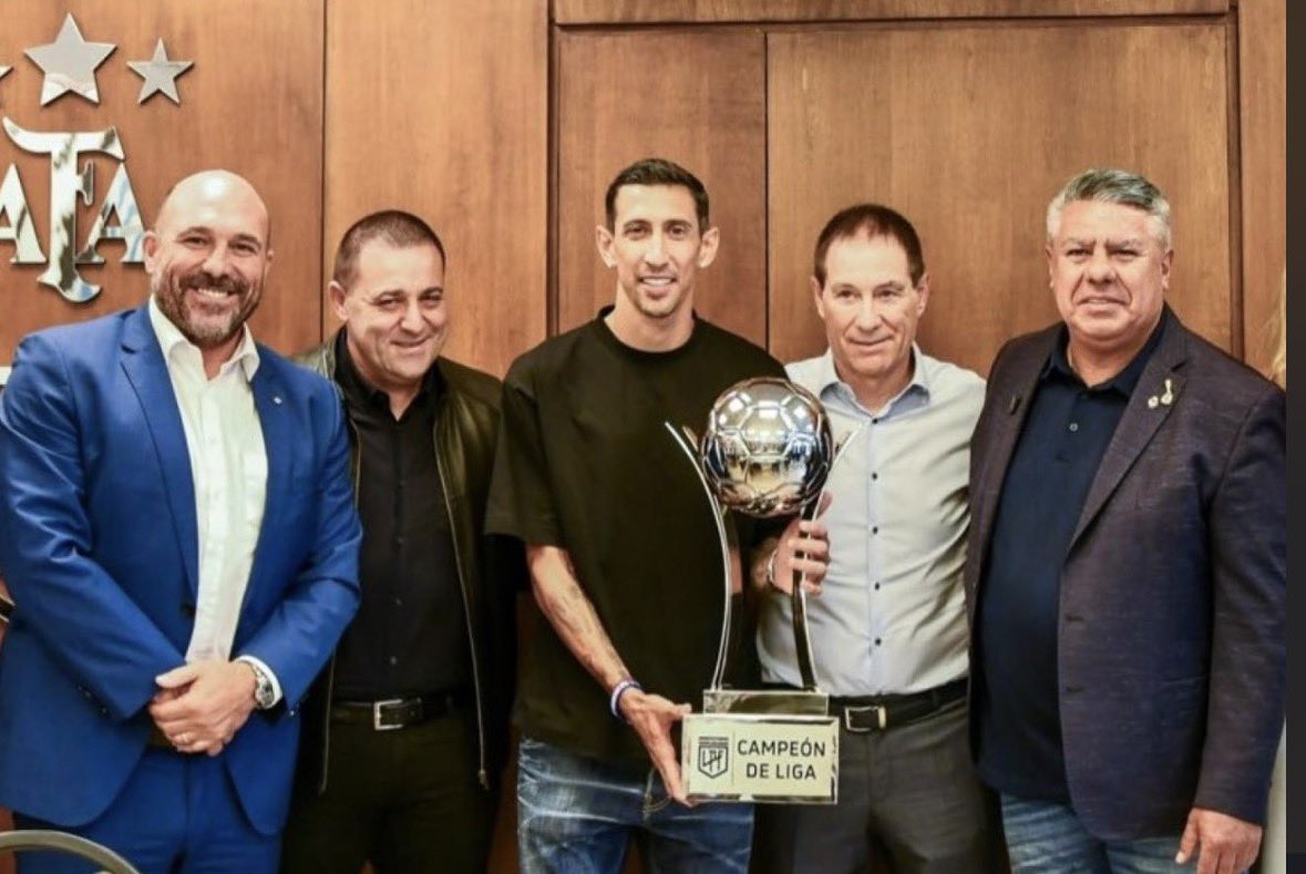 Maxitoff07's tweet photo. ⚽️A fin de año, la decisión que enojó a todo el fútbol argentino fue el título que se le otorgó a Central como campeón de Liga, debido a que había ganado el primer puesto en la tabla anual. Este título no existía previamente y fue creado en plena competencia. https://t.co/FNeik63WfA