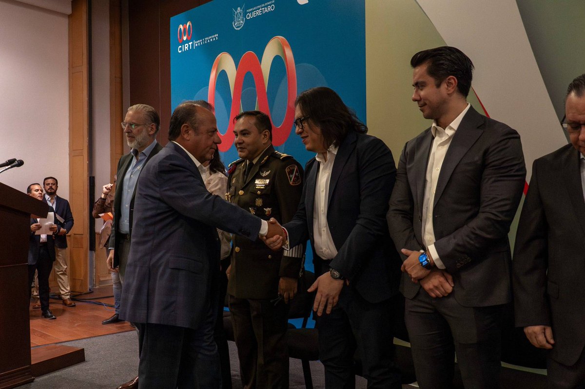 fiscaliaqro's tweet photo. El Fiscal General del Estado de Querétaro, Víctor Antonio De Jesús Hernández, asistió a la ceremonia de toma de protesta de la nueva Mesa Directiva de la Cámara Nacional de la Industria de la Radio y la Televisión (CIRT), Delegación Querétaro, para el periodo 2026-2027.

La ceremonia fue encabezada por el gobernador del estado, Mauricio Kuri González, y en ella José Bernal Vázquez rindió protesta como nuevo presidente de la CIRT Querétaro, acompañado por integrantes de la nueva dirigencia del organismo conformada por representantes del sector de medios de comunicación en la entidad.

En el evento estuvieron presentes Felipe Fernando Macías Olvera, presidente municipal de Querétaro; el comandante de la XVII Zona Militar, General de Brigada de Estado Mayor José Guillermo Lira Hernández; la Oficial Mayor del Estado, Linda Rangel; Braulio Guerra Urbiola, magistrado presidente del Poder Judicial del Estado; Sinhué Piedragil Ortiz, presidente de la Mesa Directiva de la LXI Legislatura; Silvia Amaya Llano, rectora de la Universidad Autónoma de Querétaro; así como representantes de distintos sectores públicos, académicos y empresariales.

Durante el evento se destacó la importancia de los medios de comunicación en la construcción de una sociedad informada, así como los retos actuales relacionados con la veracidad, la credibilidad y la responsabilidad ética en la difusión de contenidos frente al entorno digital y las nuevas plataformas de comunicación.