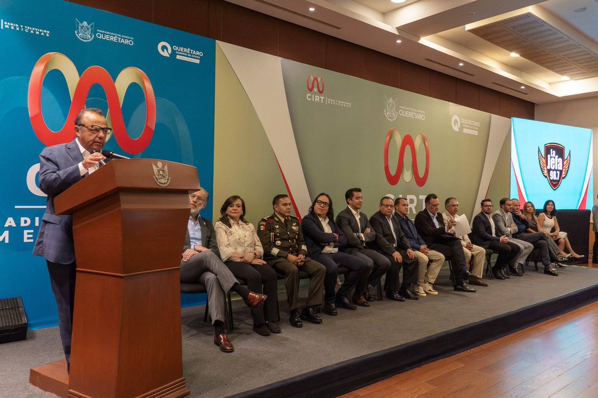 fiscaliaqro's tweet photo. El Fiscal General del Estado de Querétaro, Víctor Antonio De Jesús Hernández, asistió a la ceremonia de toma de protesta de la nueva Mesa Directiva de la Cámara Nacional de la Industria de la Radio y la Televisión (CIRT), Delegación Querétaro, para el periodo 2026-2027.

La ceremonia fue encabezada por el gobernador del estado, Mauricio Kuri González, y en ella José Bernal Vázquez rindió protesta como nuevo presidente de la CIRT Querétaro, acompañado por integrantes de la nueva dirigencia del organismo conformada por representantes del sector de medios de comunicación en la entidad.

En el evento estuvieron presentes Felipe Fernando Macías Olvera, presidente municipal de Querétaro; el comandante de la XVII Zona Militar, General de Brigada de Estado Mayor José Guillermo Lira Hernández; la Oficial Mayor del Estado, Linda Rangel; Braulio Guerra Urbiola, magistrado presidente del Poder Judicial del Estado; Sinhué Piedragil Ortiz, presidente de la Mesa Directiva de la LXI Legislatura; Silvia Amaya Llano, rectora de la Universidad Autónoma de Querétaro; así como representantes de distintos sectores públicos, académicos y empresariales.

Durante el evento se destacó la importancia de los medios de comunicación en la construcción de una sociedad informada, así como los retos actuales relacionados con la veracidad, la credibilidad y la responsabilidad ética en la difusión de contenidos frente al entorno digital y las nuevas plataformas de comunicación.