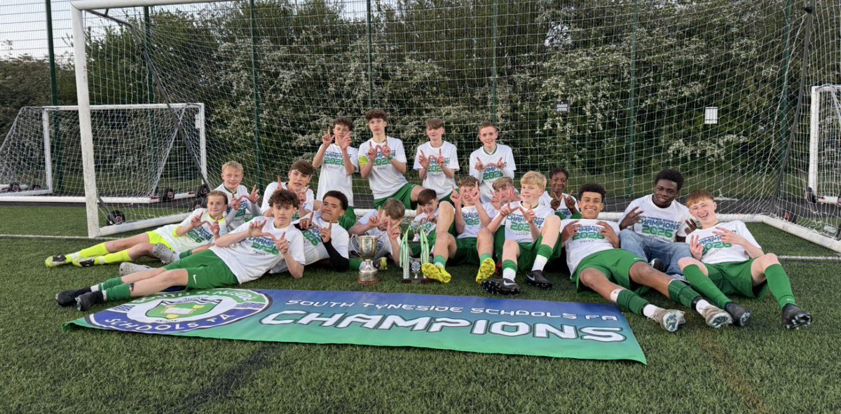 DavidLynch's tweet photo. 1st year coaching South Tyneside Boys U14s District side ⚽️ 
No silverware in 15 years 👀 
League Champions 
League Cup winners 
Unbeaten all season in league
Most goals scored
Least goals conceded 

Decent season. Boys have been simply outstanding 🟢⚪️🟢 https://t.co/SL5D4945hx